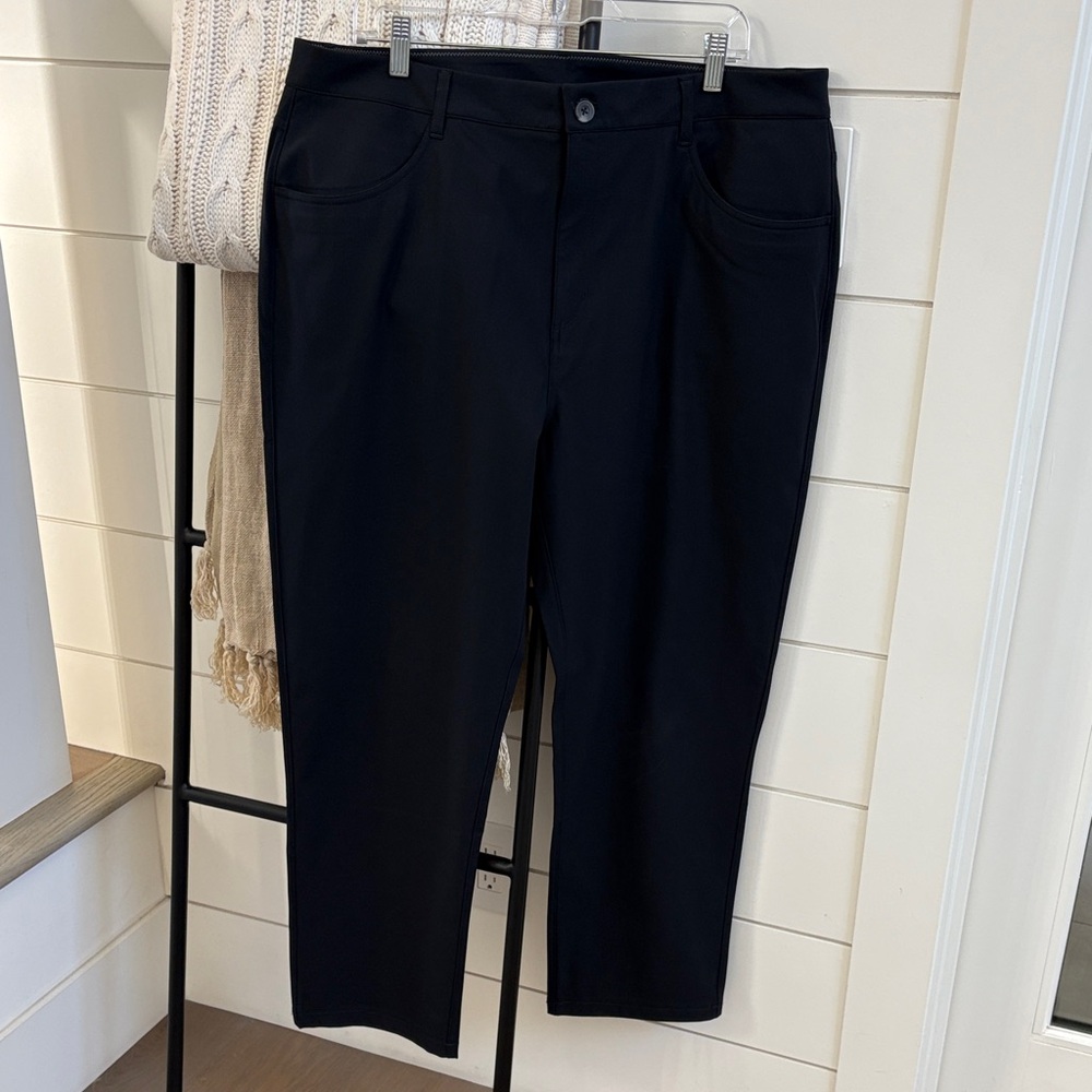 Vuori Meta Pant Athletic Slim Fit 30”. Size 38. Color - Black.